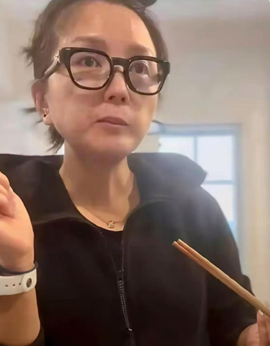 何洁的花期太短了。才38岁看着像个老太太了。

