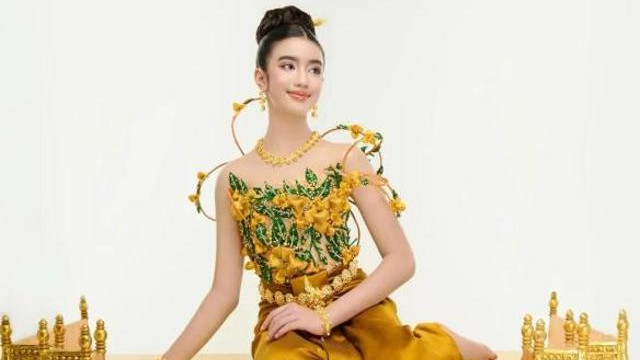 柬埔寨公主现身深圳吃椰子鸡，她遛机器狗、穿校服唱中文歌玩嗨了