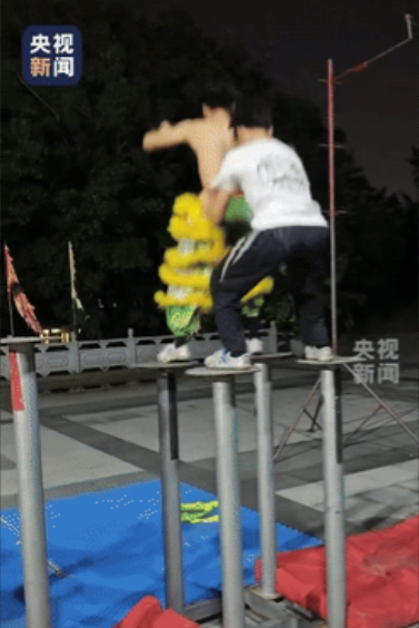 高手在民间！”广东东莞，两名男孩暑假苦练舞狮，不用借助外力，就能轻松上下桩，看起