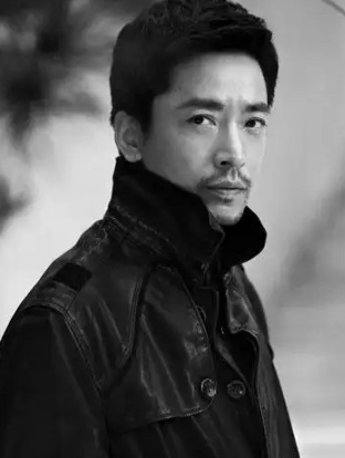 刷到中戏表演系主任王鑫投案自首的新闻
吃了一惊，因为这两天正好在看谍战片《胜算》