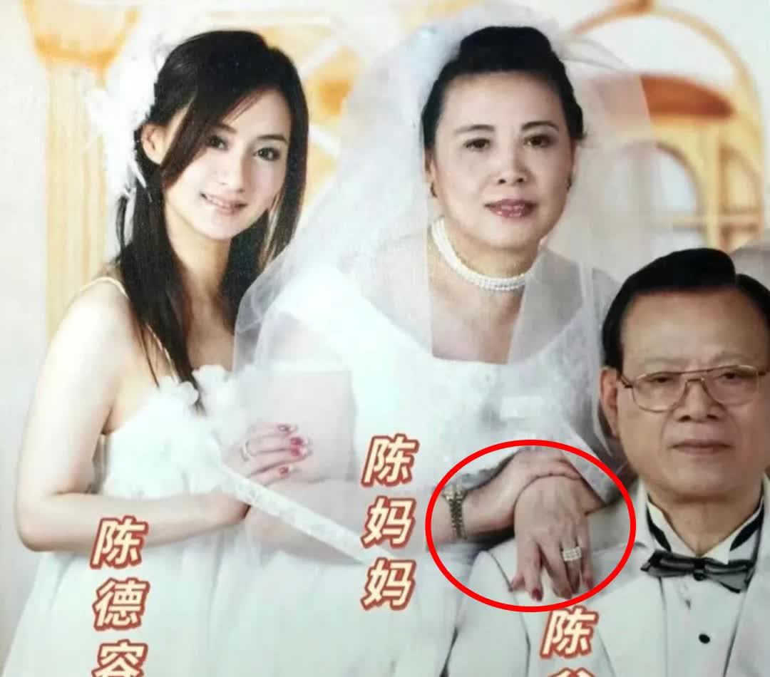 我突然发现，
陈德容有底气做这些事，
她父母有很大原因。

豪门宠妃决然