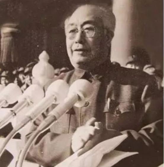 66年宋任穷打电话给吴德，通知他到北京工作，吴德：能不能不去？
【1975年5月
