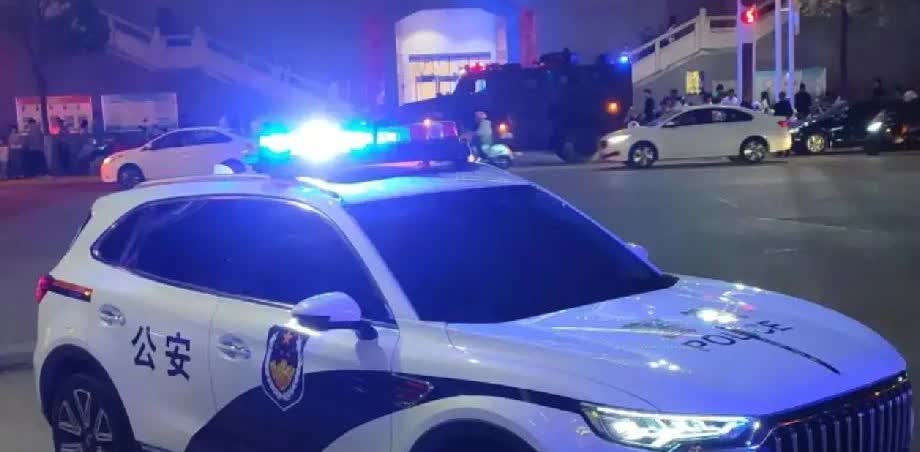 高考通知书没等到

结果110警车先来了

昨晚小区一孩子高考超600分