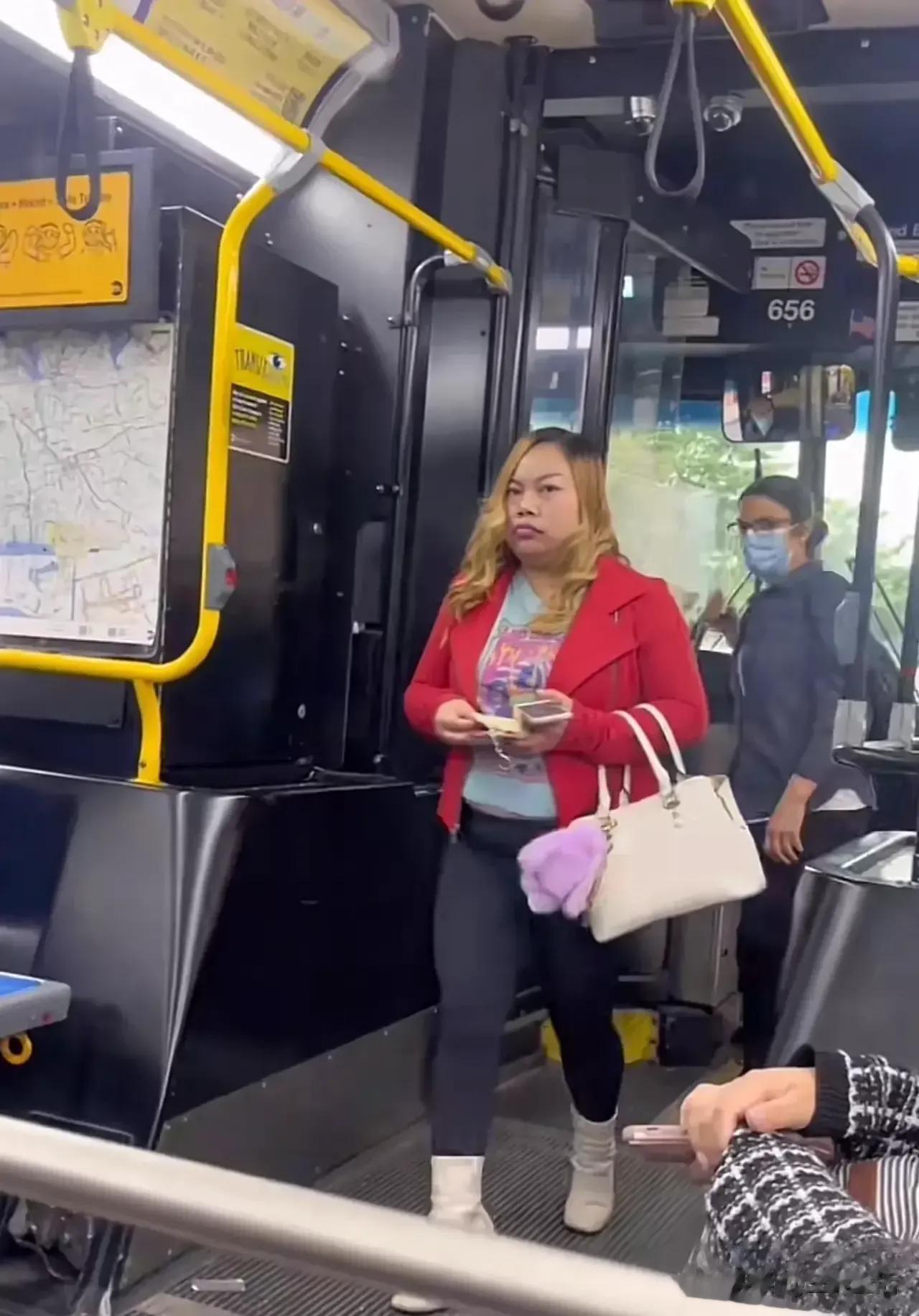 凤姐在美国过得也挺好的，吃胖了，整个人红光满面，气色好到爆！ 有网友在美国公交车