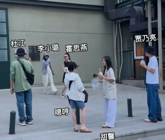 贾乃亮与李小璐难得一同现身，携手带着甜馨外出旅行！

5月3日，有网友分享了一段