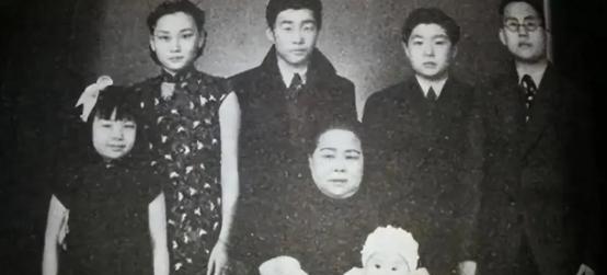 公元1399年，宁王朱权中计被朱棣奇袭，为了活命被迫交出军权，气不过便质问道：“