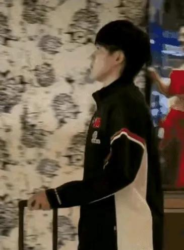 这美女图片的后面就是拉斯维加斯的赌场吧？
我们的头哥自律定力已达到最高境界！面对