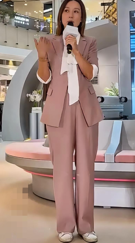 马伊琍换了一个发型
出现在上海，
要不要过去看看她