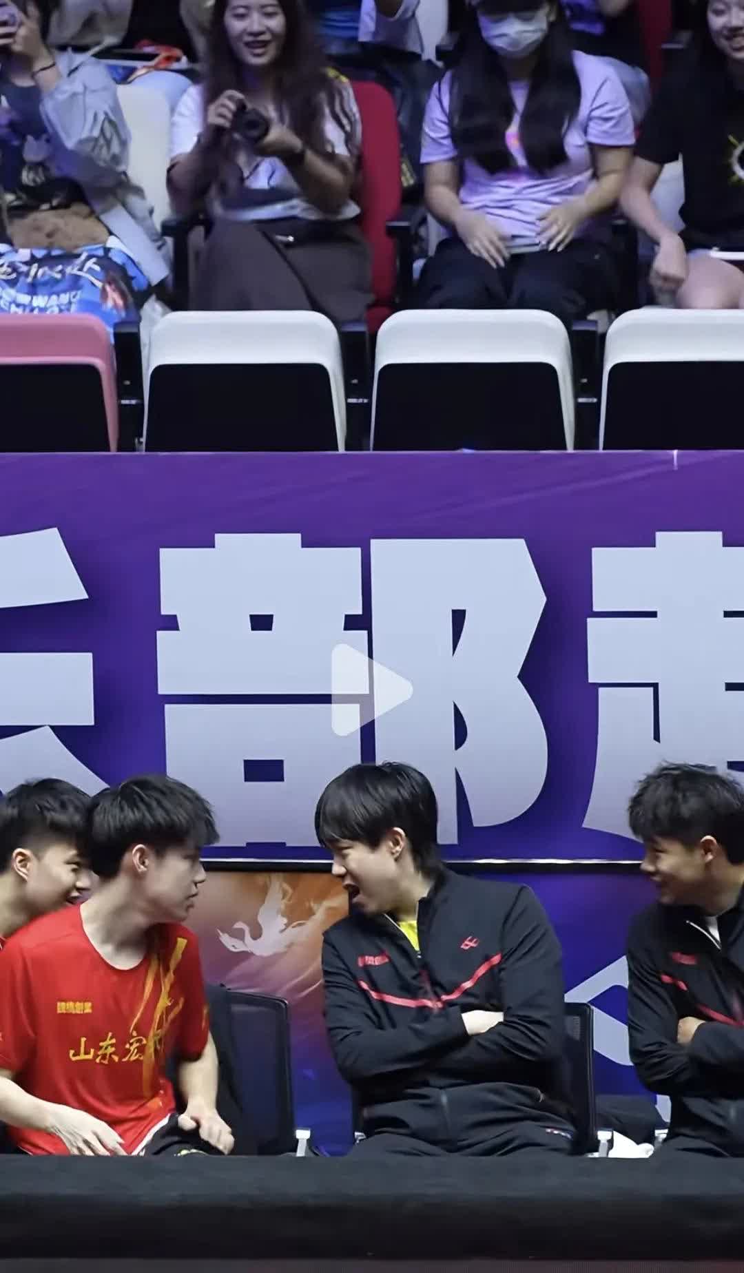 七号周启豪怎么也没想到
会有这么一天吧
全场震耳欲聋喊着：
周启豪——满电