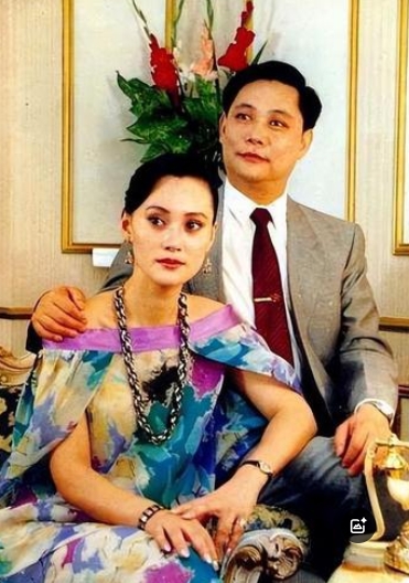 [微风]1983年，21岁的宋佳与42岁的京剧名家张学津结婚。几年后，张学津被3