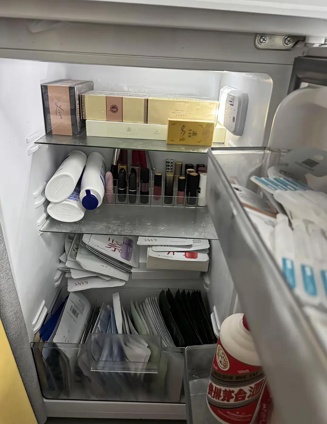 一个女生的冰箱，正常吗？
