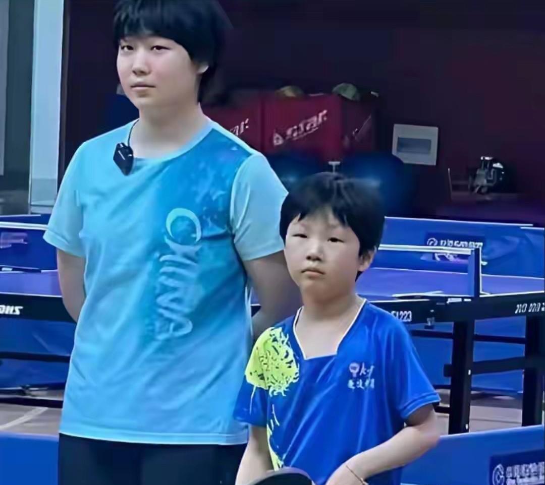 我严重怀疑，蒯曼妹妹的老师是孙颖莎粉丝！
蒯曼妹妹蒯捷写作文，
写的是:
我姐姐