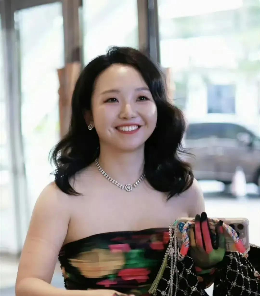辣目洋子变化也太明显了，图一是参加浪姐之前的。
图二是据说是第二次录制，已经很明