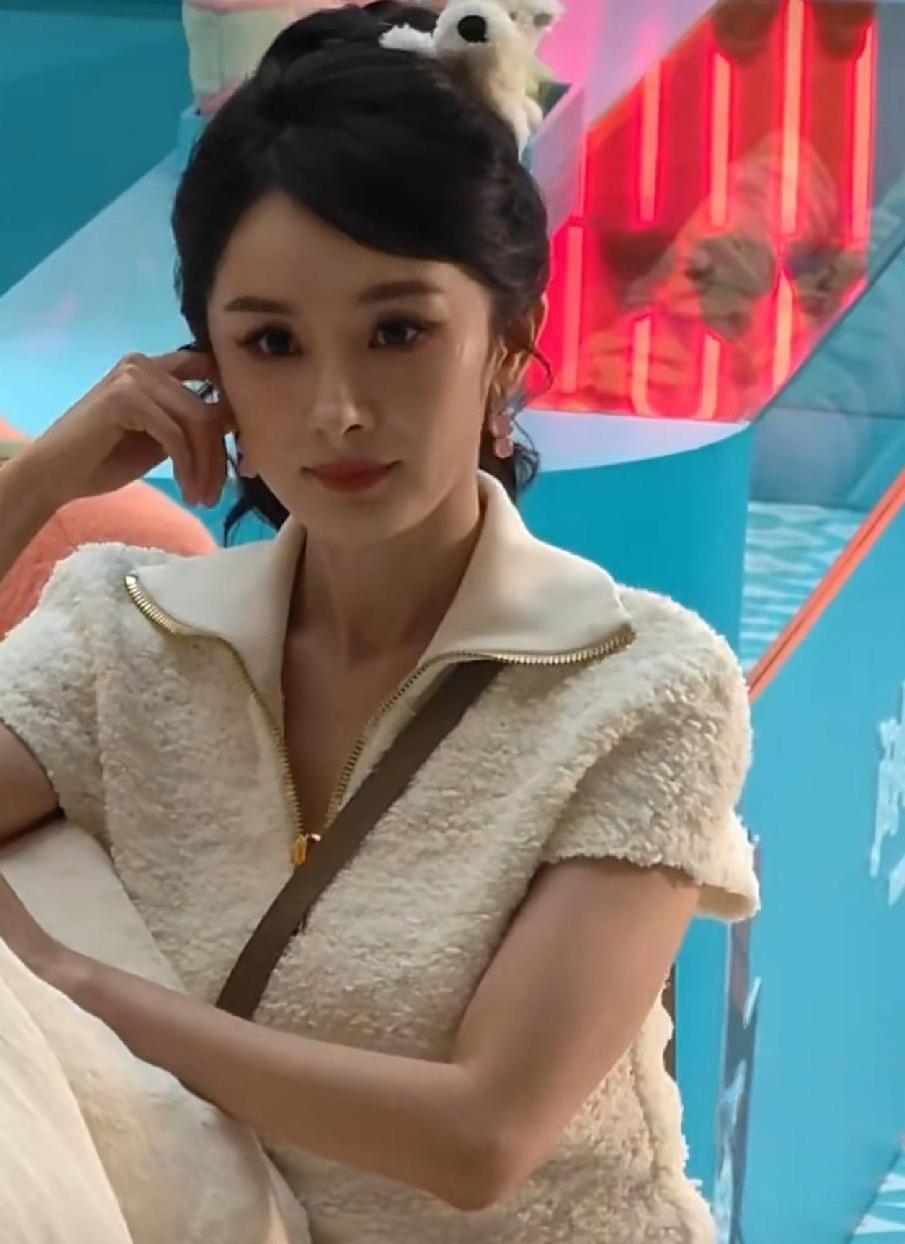 杨幂剧里剧外差距也太大了，
我还特意从视频里截图，这个应该是没有打光的，看起来只