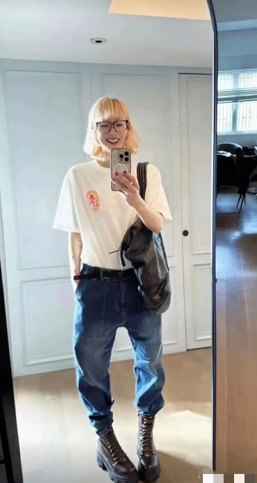郑秀文干嘛要把自己整的和平板一样，这身材像个男人，一点多余的赘肉都没有，也是不健