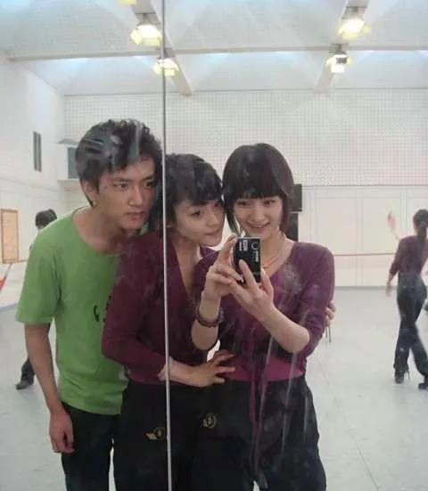 这是杨幂年轻的青涩模样