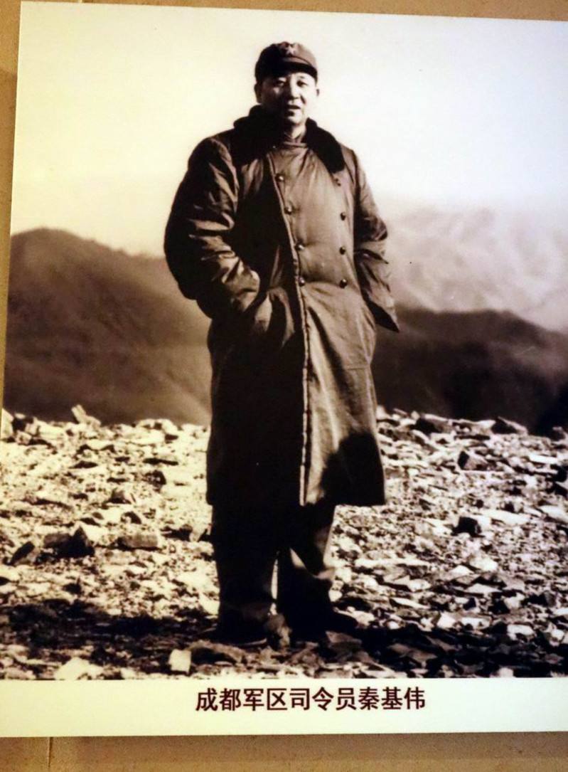 1927年的一天，黄麻起义爆发了，秦基伟正在院子里劈柴，堂叔对他说，还劈什么柴，