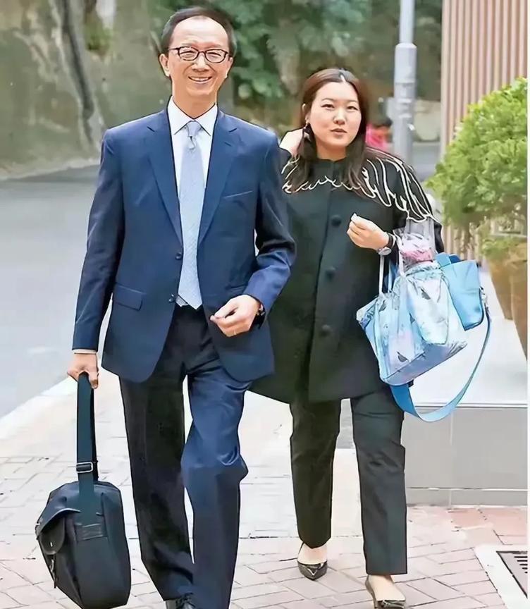 照片中的这对夫妻，女的47岁，男的73岁，但从外表上看，女人看起来竟然比男人还老