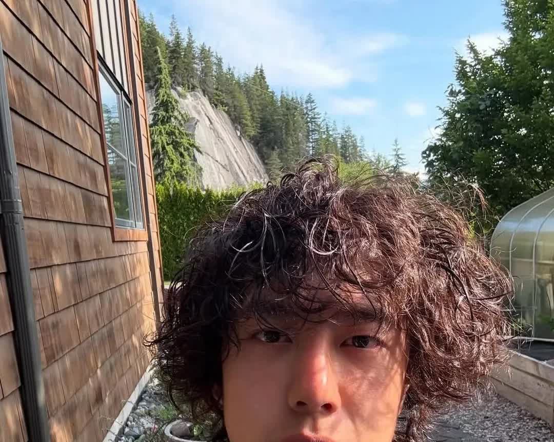 远在美洲的王一博终于发明信片给我们啦！！！
我需要平复一下激动的心情，真的是想