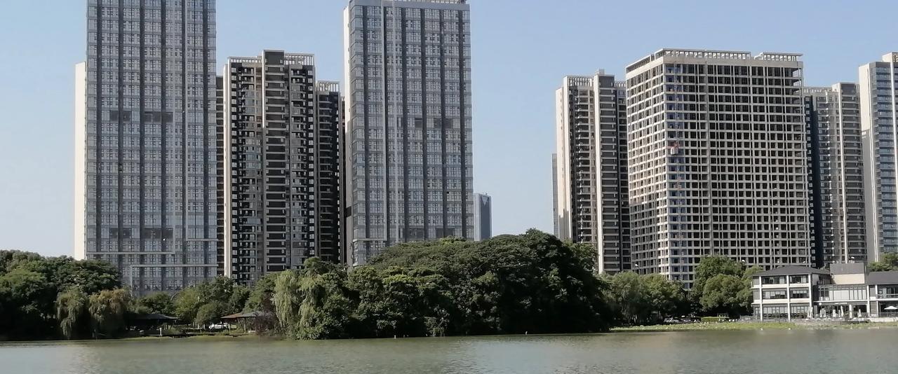 每天从这里路过，都会遇到那几个发传单的。
是为一家超市做宣传。
他们老是缠着人，