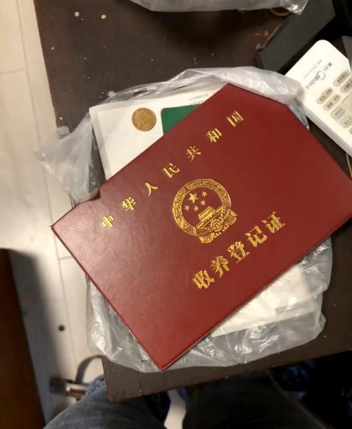 领养奶奶今天去世了，在整理她遗物时，我发现了一本红色的小册子。



当时母亲也