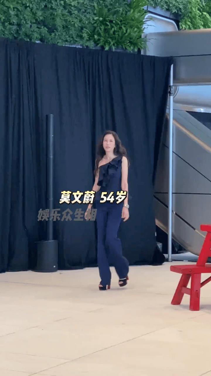 54岁的莫文蔚的美，不是一般人能够理解的，必定有深厚的美学功底[爱慕]
她虽然长