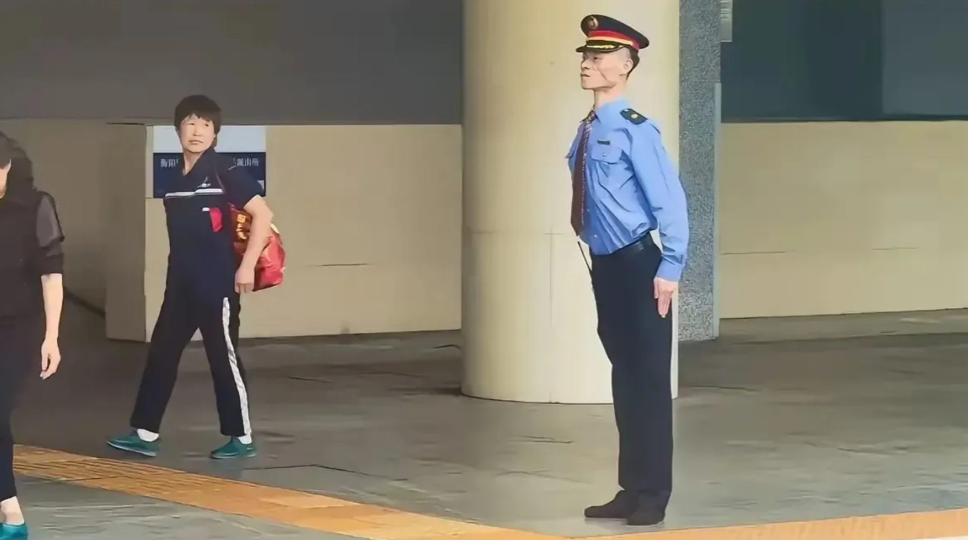 他绝对当过兵