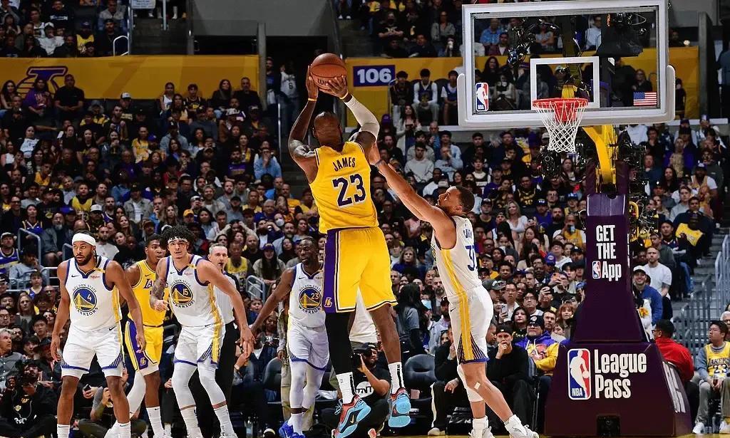 #NBA# 湖人现在阵容强的点肯定是3个进攻发动机，但雷迪克的轮换下，一直不兼容