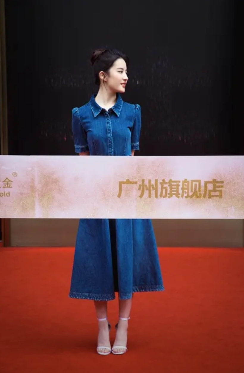 刘亦菲与彭冠英的最新动态和合作亮点
刘亦菲和彭冠英的动态一直备受瞩目。他们在《玫