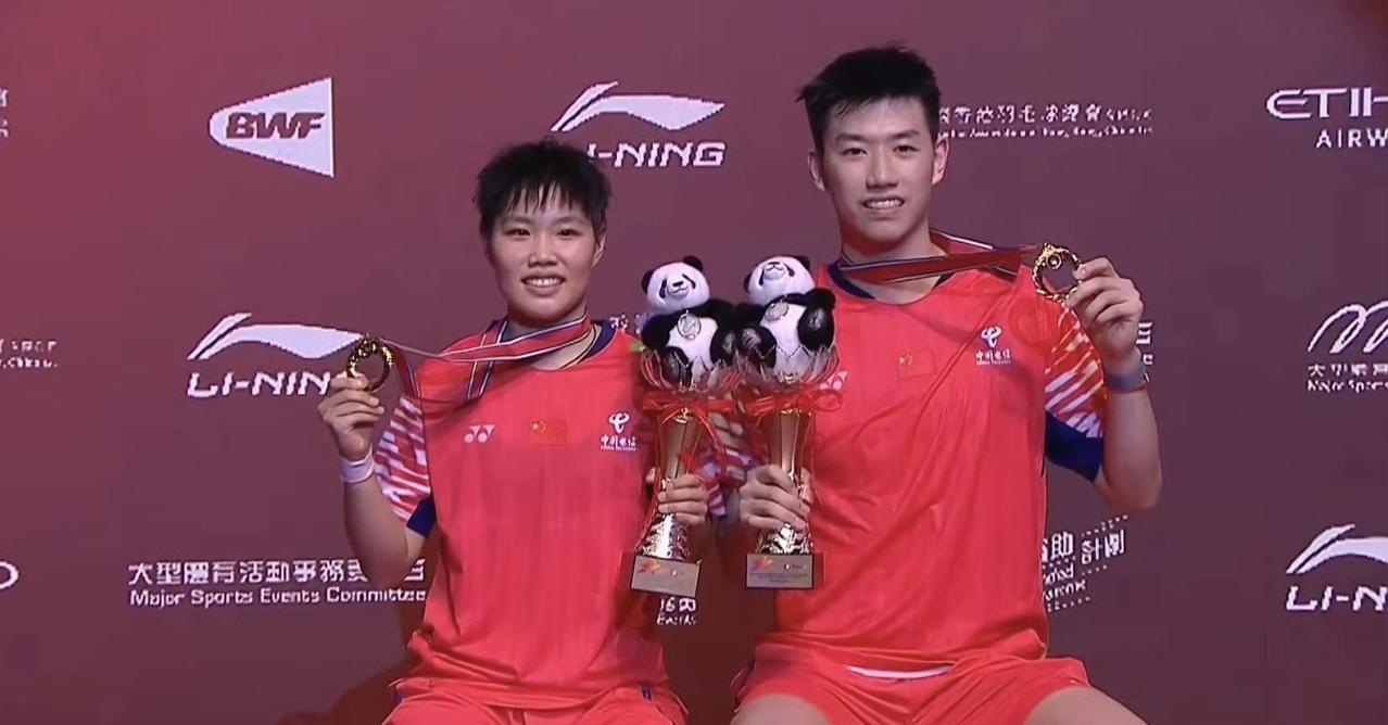 #凤凰组合首夺中国香港赛冠军##2025年中国香港羽毛球公开赛##万能生活指南#