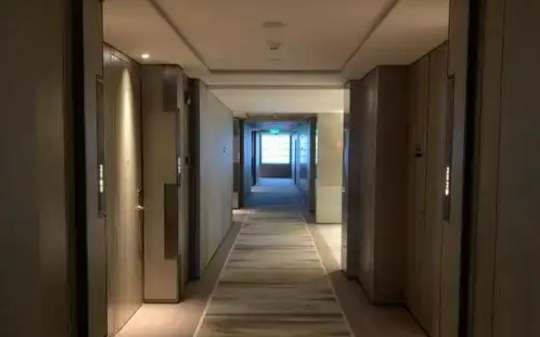 出差时，酒店只剩下走廊尽头和正对电梯两间房，同事都不愿意住，推开房间后，我终于知道原因