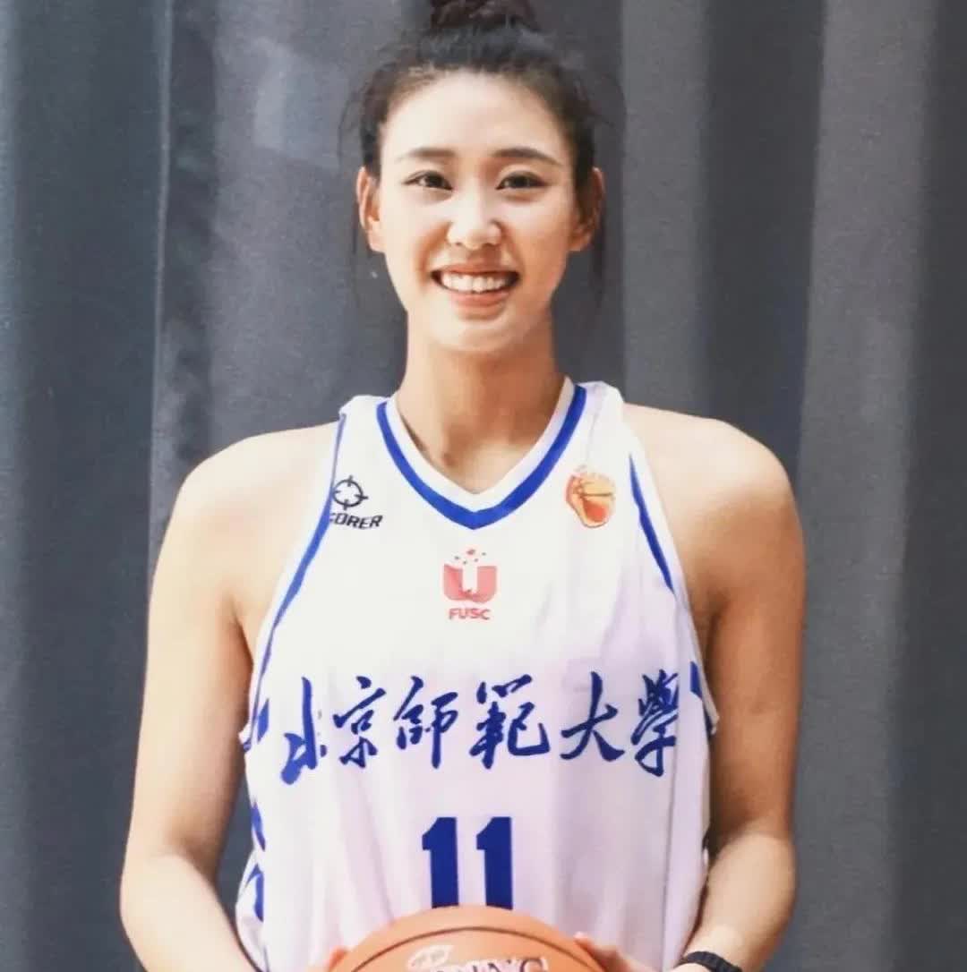 女篮新星：重庆妹儿唐子婷，身高188厘米，体重82公斤，她对抗能力强，一对一基本