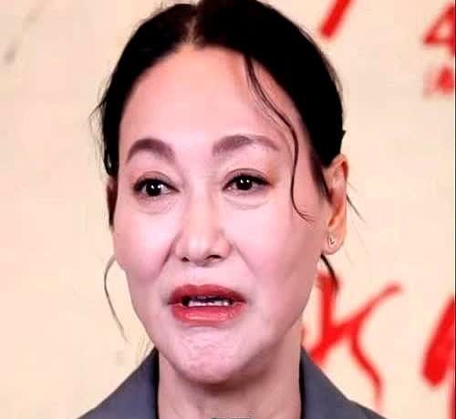 惠英红最近在采访里爆了个大瓜！

刚拿下华表奖影后的她被问到最想合作的女演员