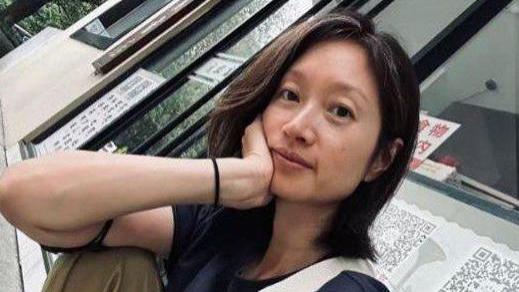 朱亚文沈佳妮亮相机场，婚变传闻后首次同框，穿情侣衣