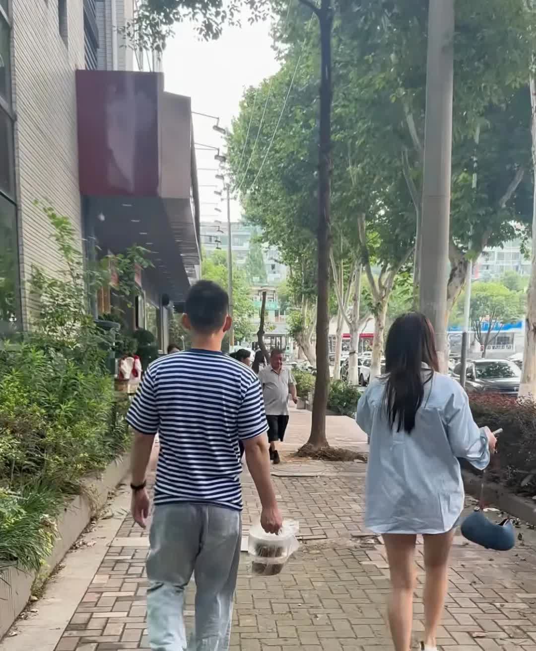 谢浩南打包剩菜也不对？也若来黑粉非议？
    谢浩男打包剩菜本是最平常不过的