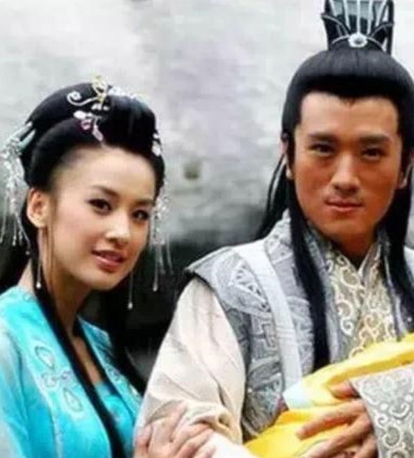 2009年，电影《盗版爱情》的发布会现场，女主颖儿被保安拦在了会场门外，她委屈得