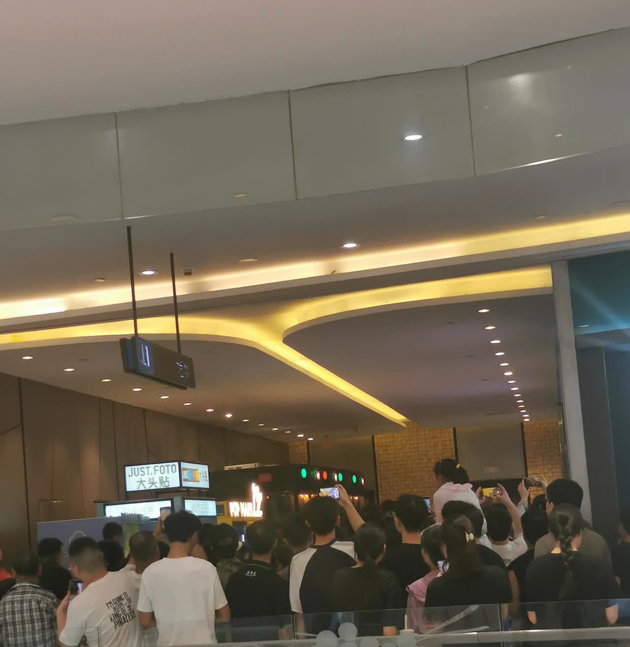 歌唱家、慈善家韩红来了，坐标安徽省合肥市包河区滨湖"悦方”。今天下午是一个签名售
