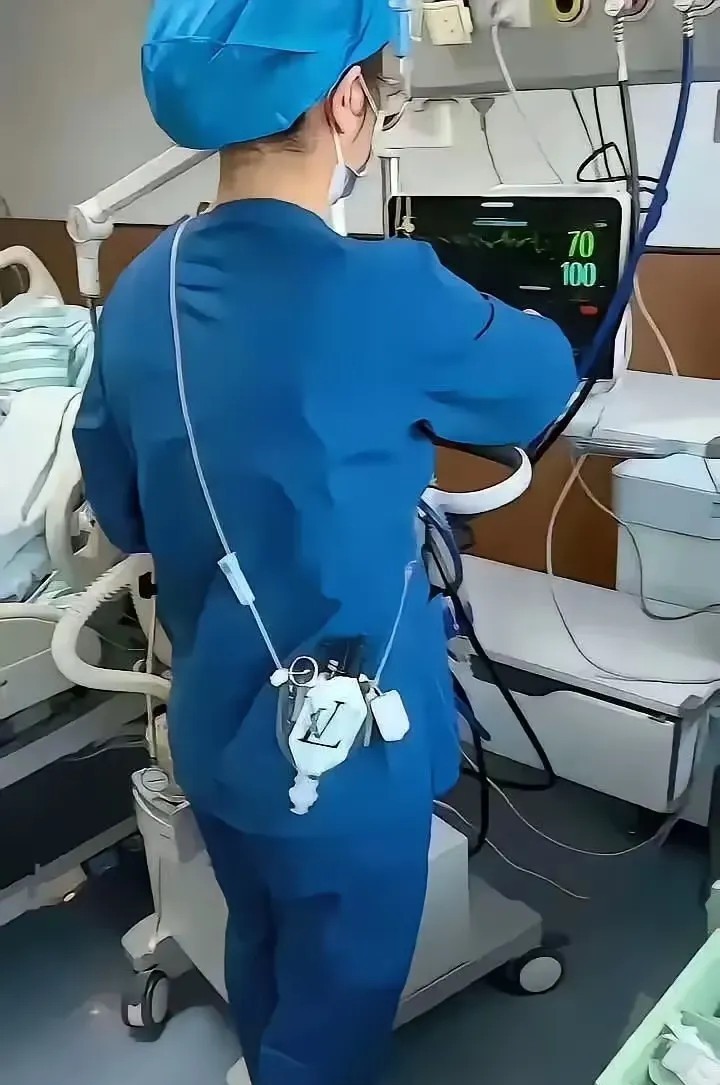 这个护士太聪明了，真是发挥了他的聪明才智，知道用一个塑料瓶倒过来当成一个工具盒，
