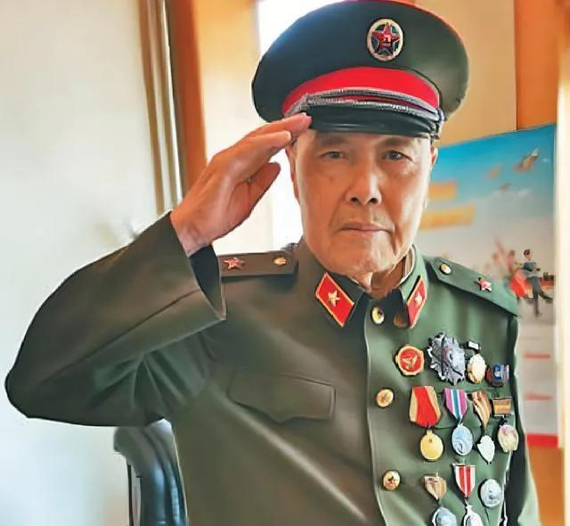 王占山是一位极具特殊意义的英雄。他出生于动荡年代，9岁就因日寇暴行痛失妹妹，这成