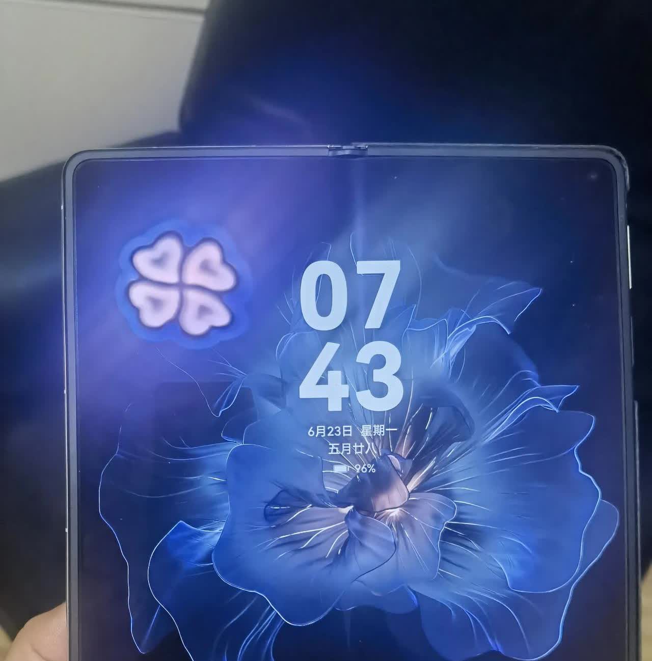 华为手机挺好用的，如果价格再降低一些就更好了。
    孩子花13999元买了