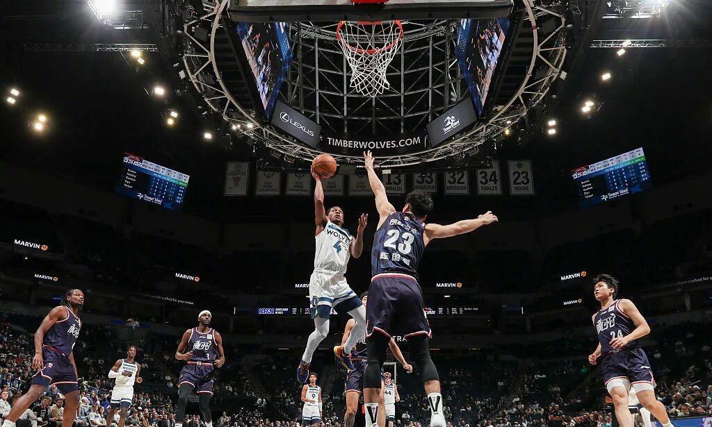 恕我直言！广州龙狮狂输nba球队60分，这种季前赛意义并不大，原因很简单，8名国