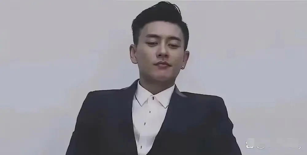 怎么觉得这两人有点像？是不是痞帅型男星，大多是这种气质？