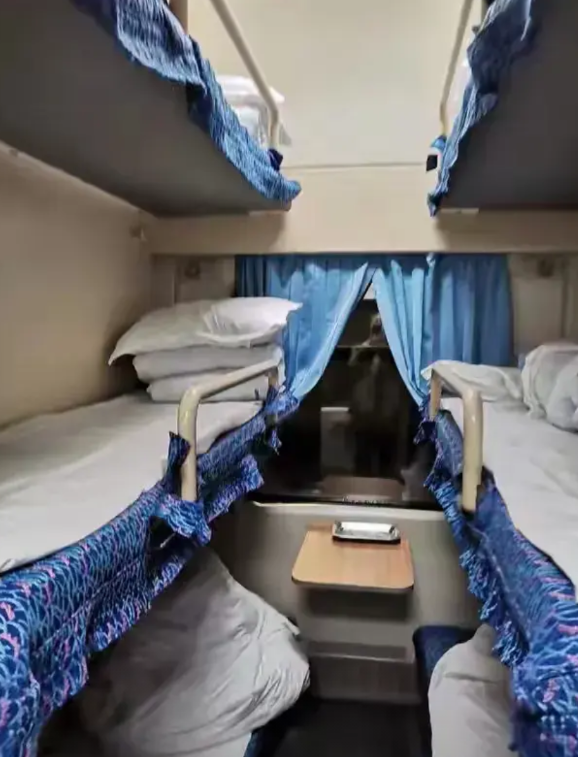8月9号在网上就订票，没有卧铺，只有硬座，10号去火车站查询还是没有卧铺，没办法