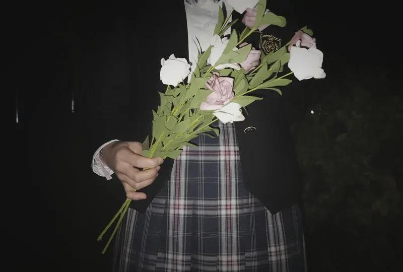 所配的视频为周四晚间福森园林媒体队内部训练的片段。画面近端是被称为“上财费德勒”