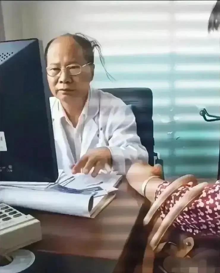 好像在哪见过他，
快看看他是不是穿的拖鞋？