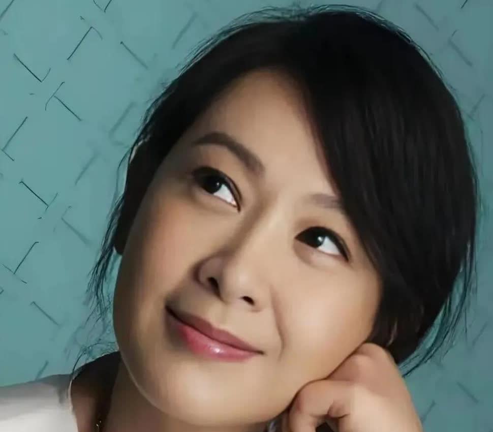 熟悉她的已经年龄不小了，50多岁的刘若英，当年凭借一首歌曲后来，迅速走红成为家喻