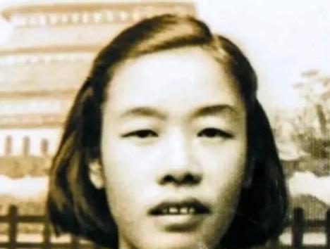 1949年，渣滓洞大屠杀中，盛国玉在枪响前倒地装死，没多久，特务进来补枪，还用枪