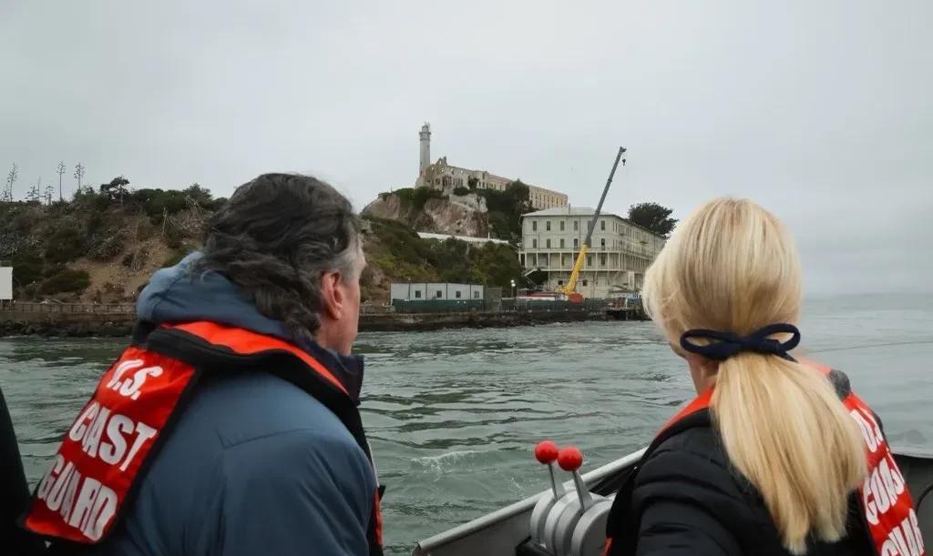 监狱不够用，重修恶魔岛。美国司法部长邦迪与内政部长伯格姆一同前往废弃了几十年的恶