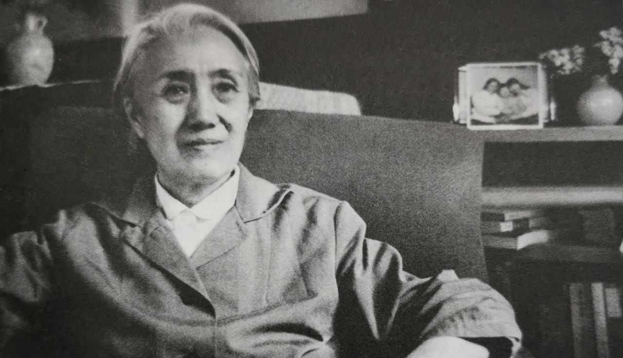 1925 年，董竹君已生了 4 个女儿。为给丈夫夏之时添个儿子，她咬着牙怀了第五