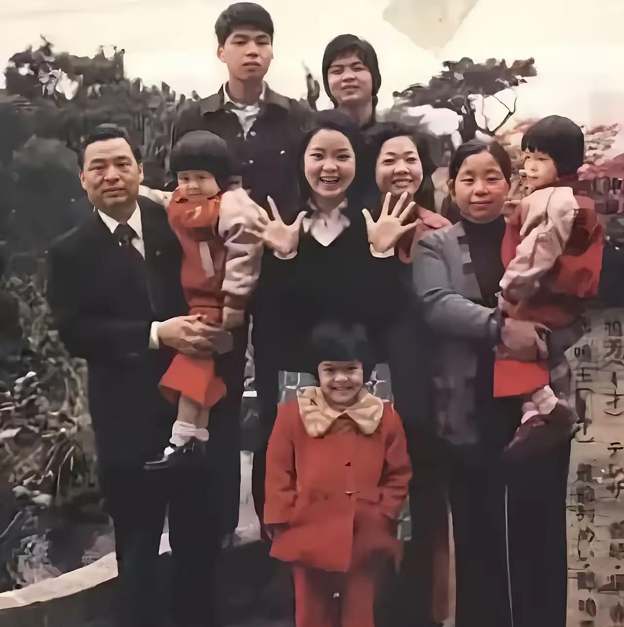 七十年代，台湾著名华语歌手邓丽君和家人全部家福。
前排左一是她父亲邓枢，紧挨着的